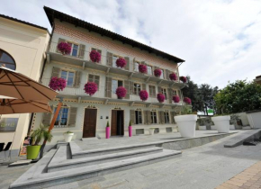 Hotels in Montà